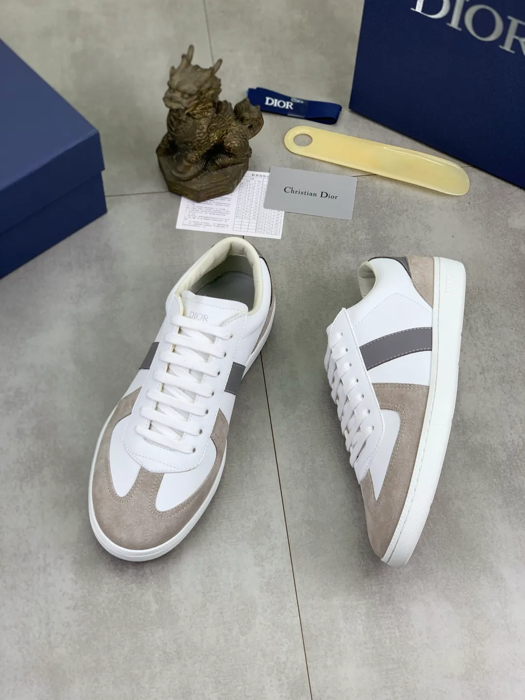 Men's shoes 💰P360 New Dior B01 moral training shoes, white first-layer cowhide, original molded outsole. New to the fall collection, this sneaker marks the return of a Dior classic, reinterpreted in a stylish and elegant silhouette. Crafted from white smooth first-grain cowhide with a tonal silk sheepskin lining, it features the Dior logo on the tongue and inner sides, and a CD icon on the heel. Paired with Tpu anti-slip soles of the same color, it can be matched with various styles to create a sophisticated look.  Code number: 38-44